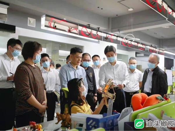 市委书记带队实地考察绿巨人污视频玩具设计公司