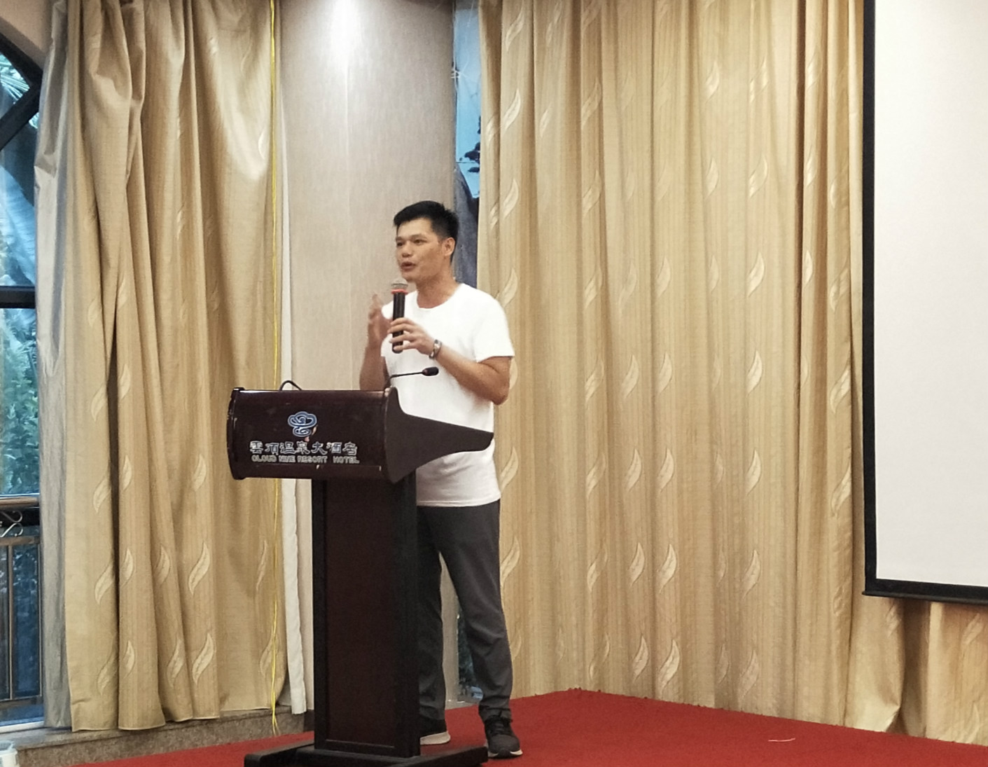 绿巨人污视频设计年中动员大会